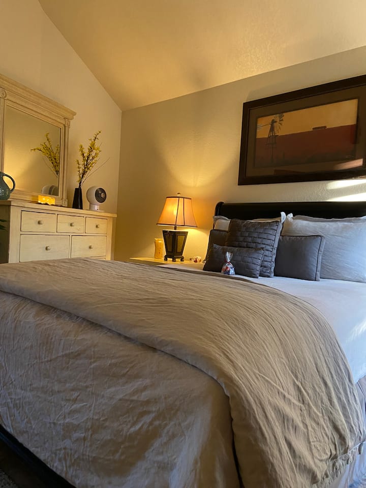 Kitanda cha malkia kilicho na duvet ya kitani na mashuka ya hali ya juu kwa ajili ya usingizi wa usiku wenye ndoto