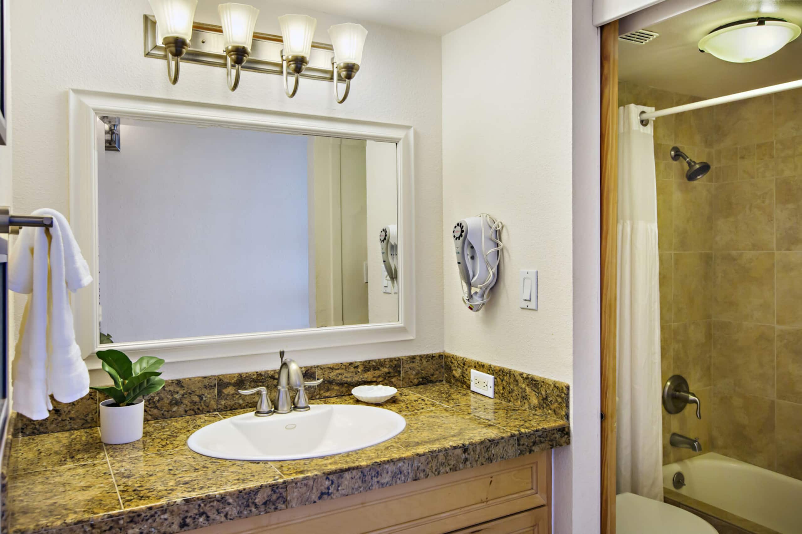 Condo in Lahaina · ★4.86 · 2 bedrooms · 2 beds · 2 baths - Image 12