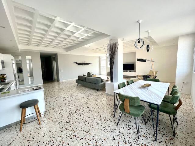 Fab New Modern Flat in Central Athens with Awesome Sunsets gallery image 3