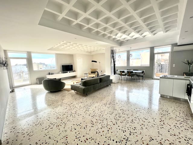 Fab New Modern Flat in Central Athens with Awesome Sunsets gallery image 2