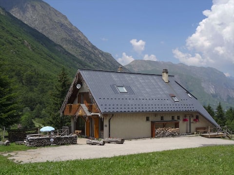 Large gîte for 21 people in Oisans