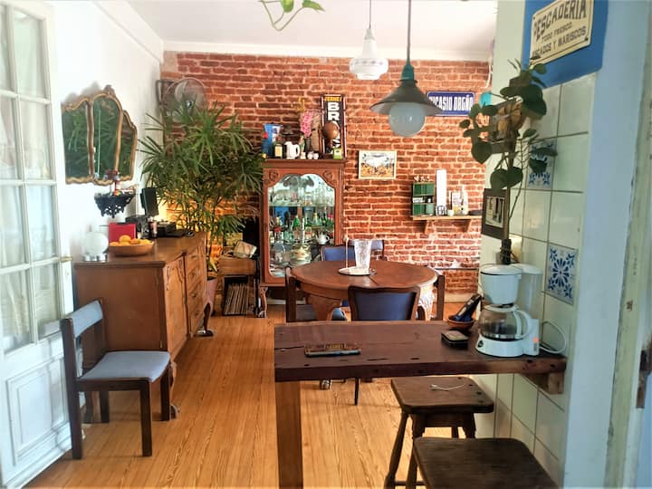 PH de 2 dormitorios con balcón al frente del parque en Parque Patricios