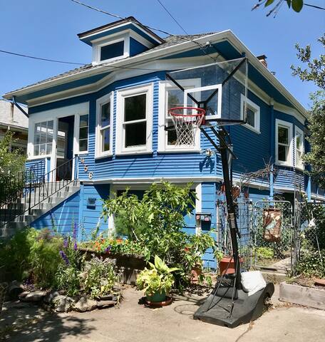 Charming Rockridge house for sublet gallery image 2