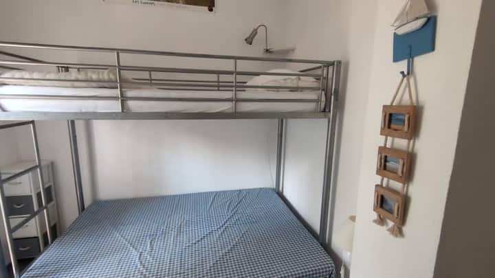 Cama doble en la parte inferior, cama individual en la parte superior