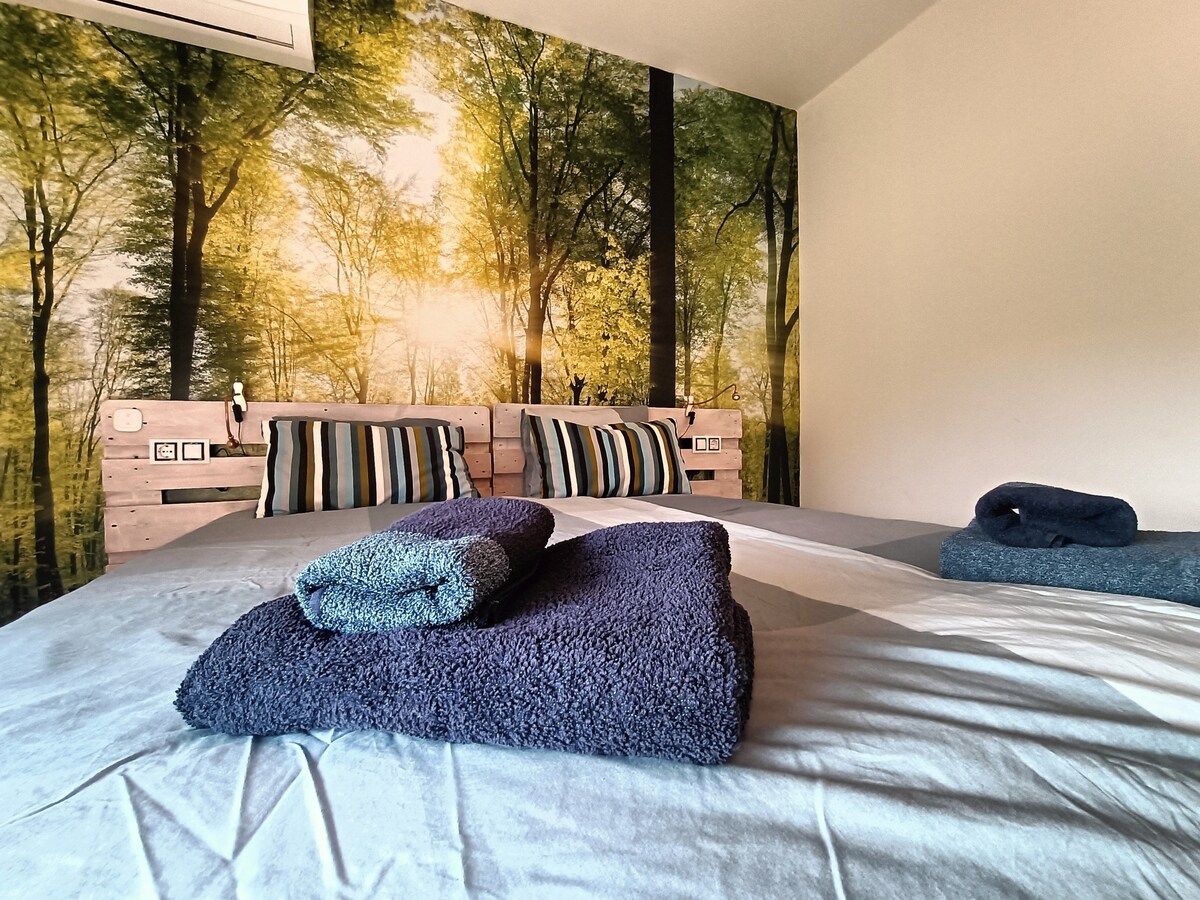 ห้องนอนพร้อม AA และ matrace ที่สะดวกสบายมาก