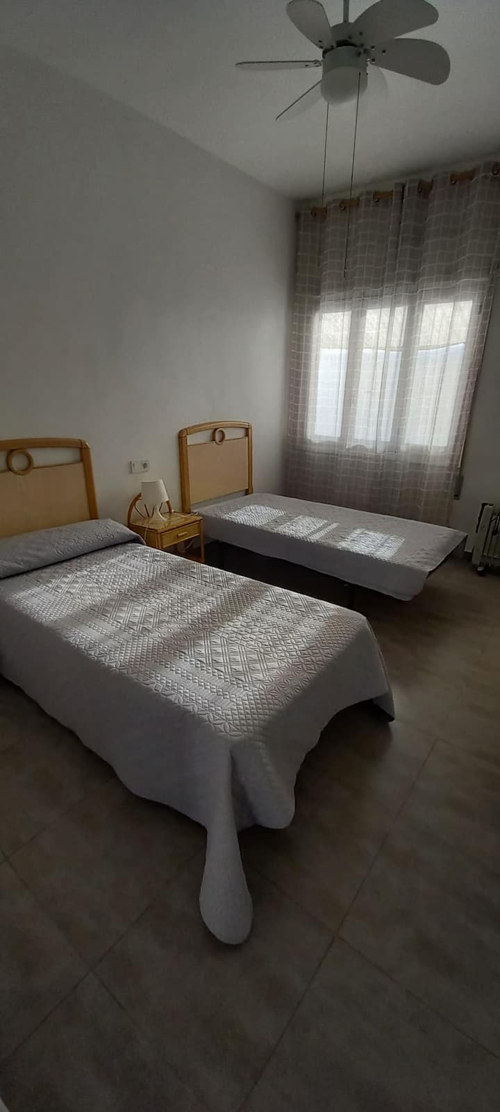 l'une des trois chambres à coucher avec armoire intégrée