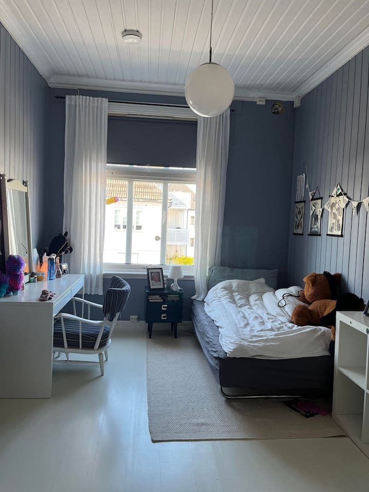 Soverom tre med en seng på 120 cm. Mulighet for madrass på gulv.
