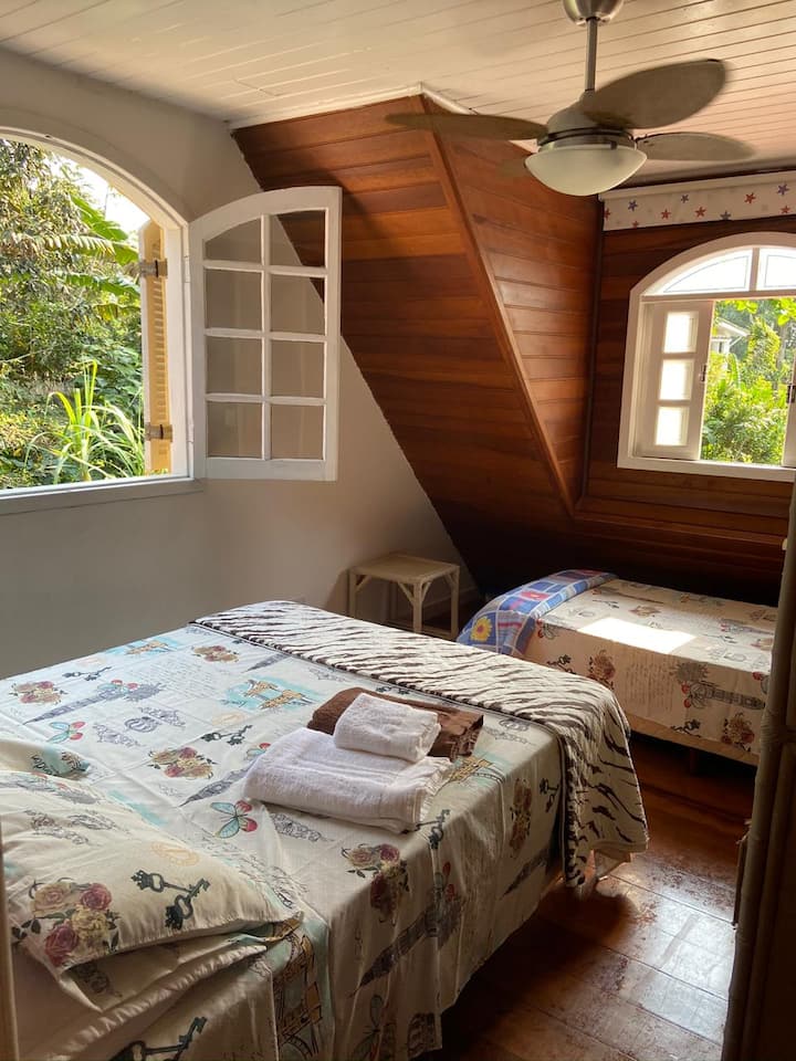 Dormitorio 3-  1 cama matrimonial y 1 cama individual.