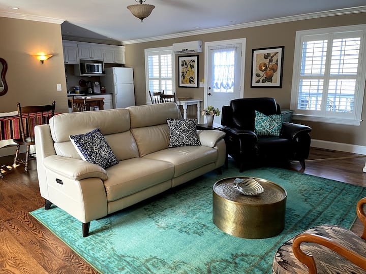 Dhoma e ndenjjes. Të gjitha dritaret në të gjitha dhomat kanë grila të bukura plantacionesh për privatësinë dhe rehatinë tënde. Dera kryesore private ndodhet midis dy dritareve.