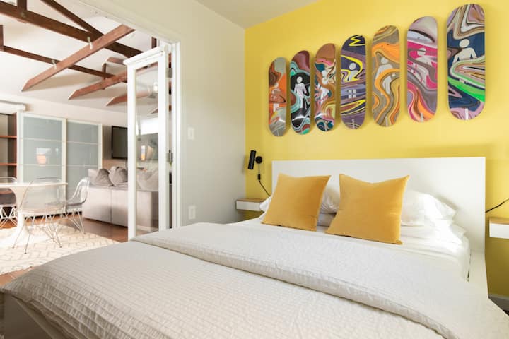 ห้องนอนมีที่นอนแคสเปอร์ขนาดควีนไซส์และสมาร์ททีวีขนาด 42 ”