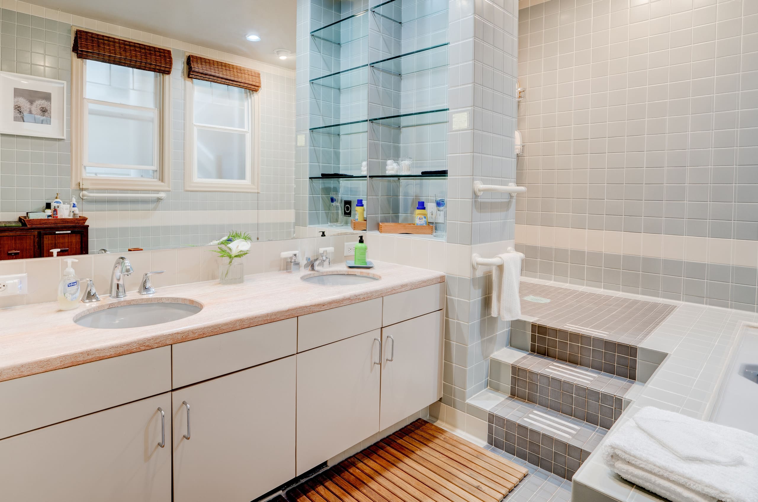 Condo in San Francisco · ★4.99 · 1 bedroom · 2 beds · 1 bath - Image 6
