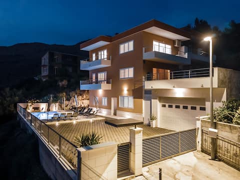 Magnificent Views, Private Pool & 3 A/C bedrooms