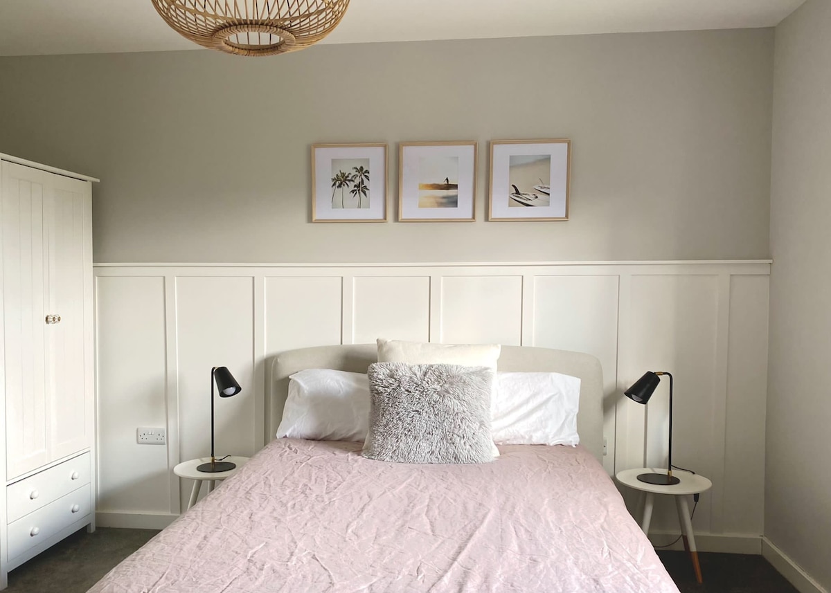 Chumba cha kulala cha watu wawili kilicho na bafu na choo cha ndani