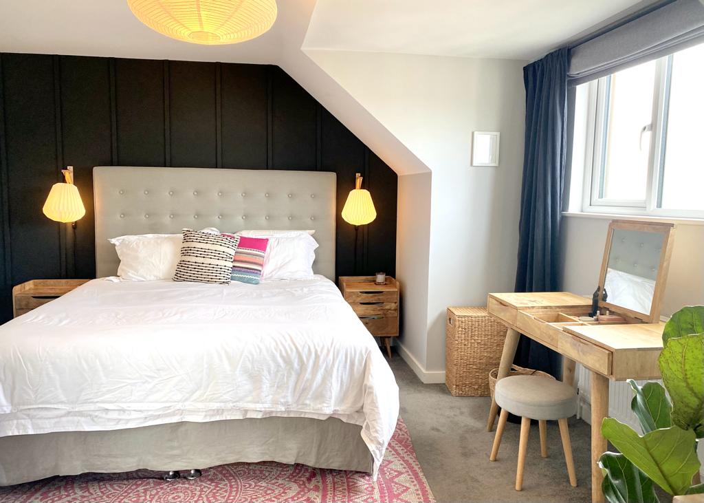 Chumba cha kulala cha Mwalimu - Kitanda cha Super King Size na bafu ya ndani.