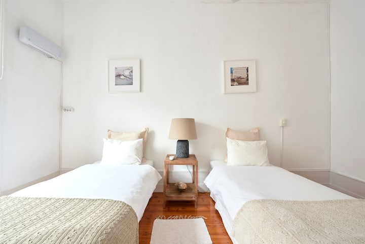 Стая с две единични легла, вентилатор на тавана и отопление. 