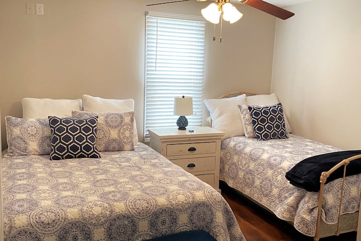 Mbretëresha e dhomës së dytë të gjumit dhe një krevat dopio me një ventilator të mirë tavani