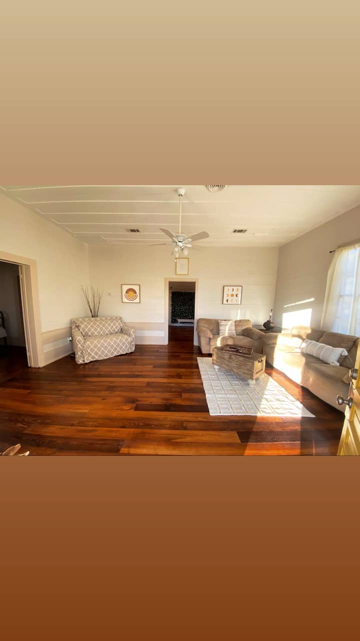 Bungalow On Baylor In The Downtown Art District - Brenham, TX