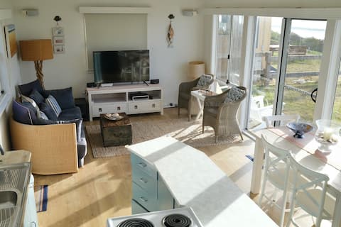 Popular Airbnb listing: Dolphincove - absolute beachfront holidays in Callala Beach