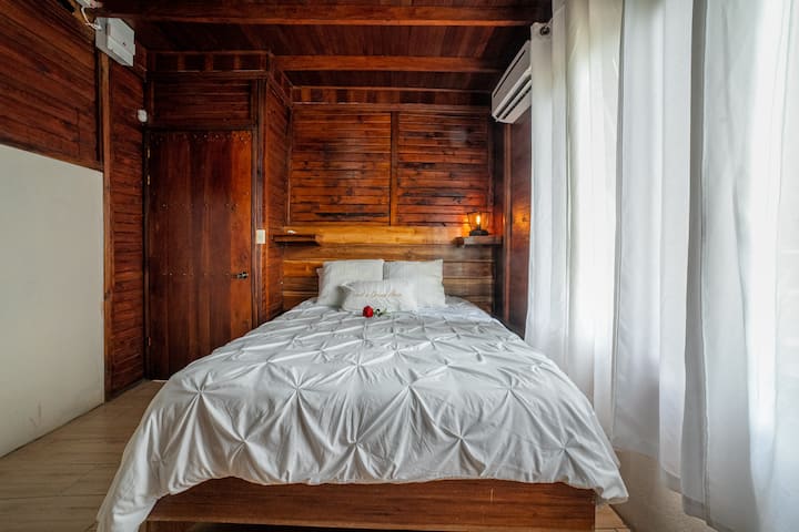 Nuestra habitación rústica, donde los detalles artesanales y la madera dan vida a una estancia acogedora y encantadora. ️ #HandcraftedElegance #RusticFeel