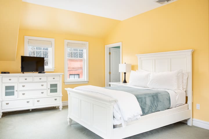 Beautiful 2 Bedroom Downtown Newport, RI gallery image 2