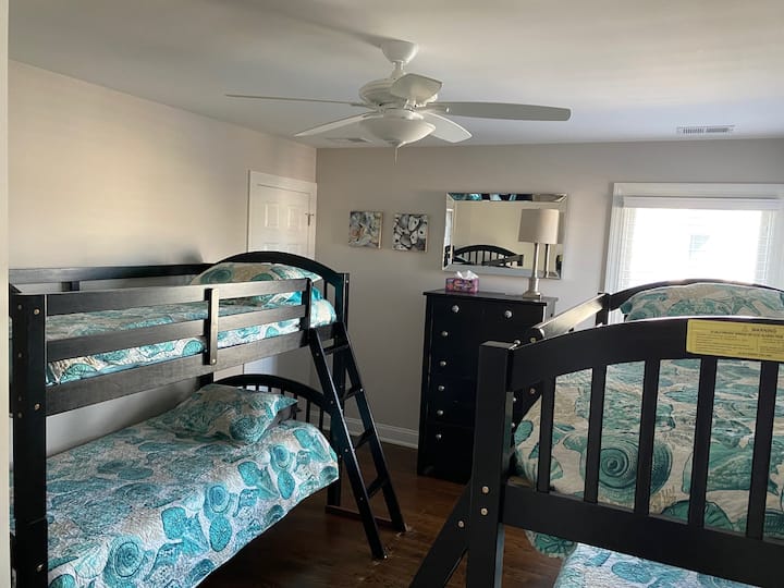 卧室5 ，双层（ 4张床） ，上层