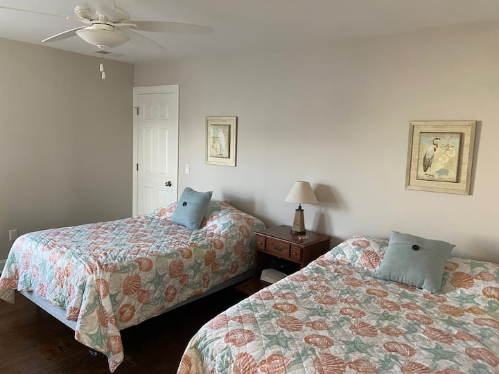 卧室4 ，两个全功能，吊扇，上层