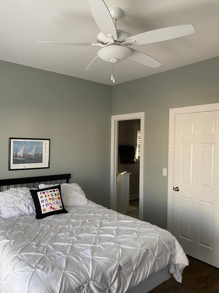 BR1、标准双人床、主楼层、吊扇、套房浴室