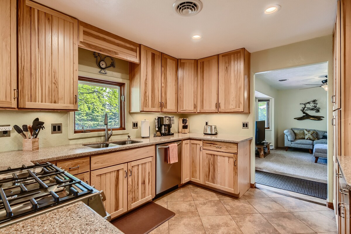 Top Airbnb: Close to Old Town & Many Wedding Venues (RV's ok) in Fort Collins