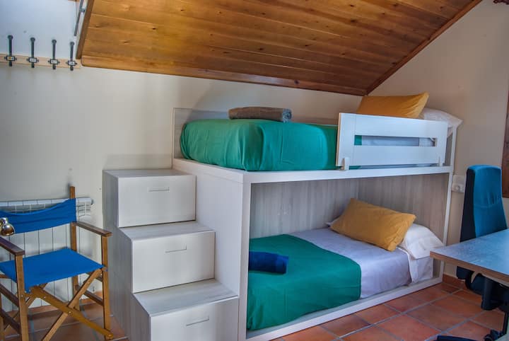 The room "Cilindro de Marboré" (2 pax) has a very comfortable 90 x 1.90 mattress bunk bed. Great for both kids and adults.