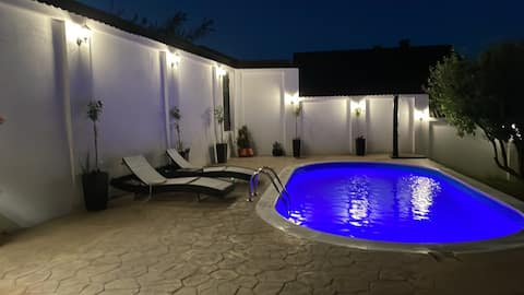 Villa Bosna (Pool, Sauna, Jacuzzi, BBQ,Playground)