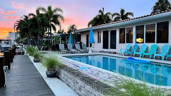 Waterfront home / pool near Miami