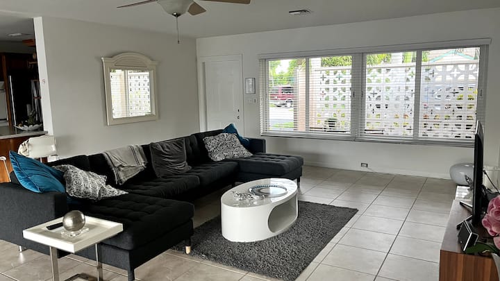 Waterfront home / pool near Miami