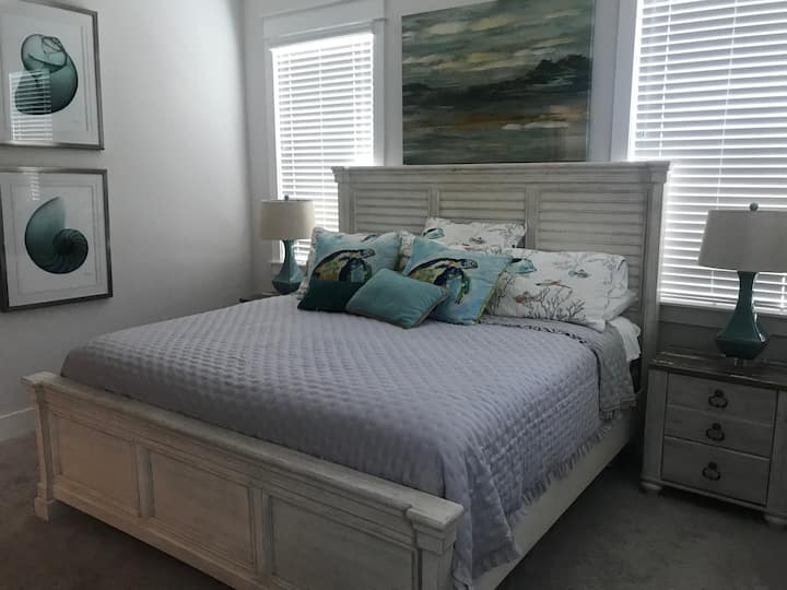 Dormitorio principal con cama tamaño king y TV