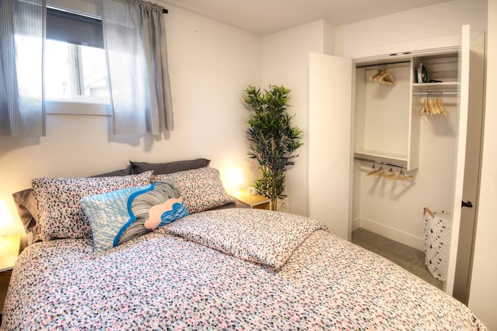 Cómodo dormitorio con cama tamaño queen y almacenamiento