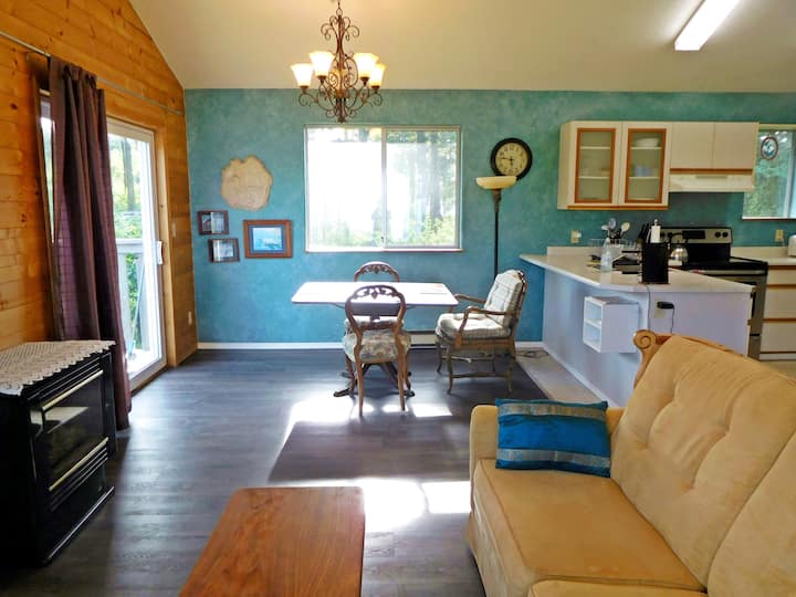 ห้องนั่งเล่นพร้อมประตูนอกชาน