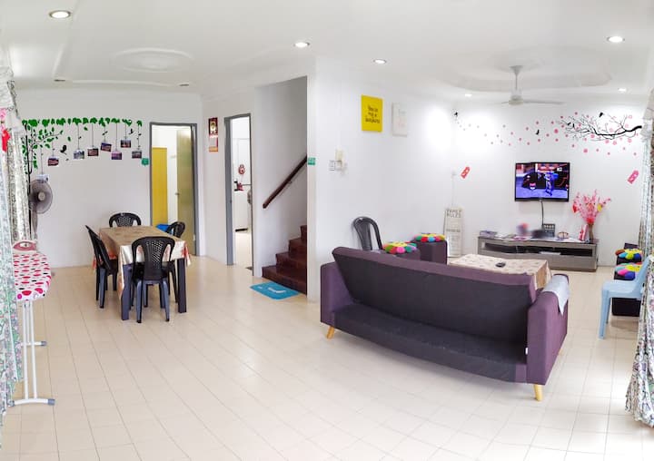 Qonaq Otağı Sahəsi, Astro Channel ilə TV ekvivalenti ~
Wi-Fi, Tavan ventilyatorları, Paltaryuyan maşın, Soyuducu, Dondurucu, Mətbəx İmkanları, Ütü, Saç feni, TV Qutusu və s. ilə Homestay