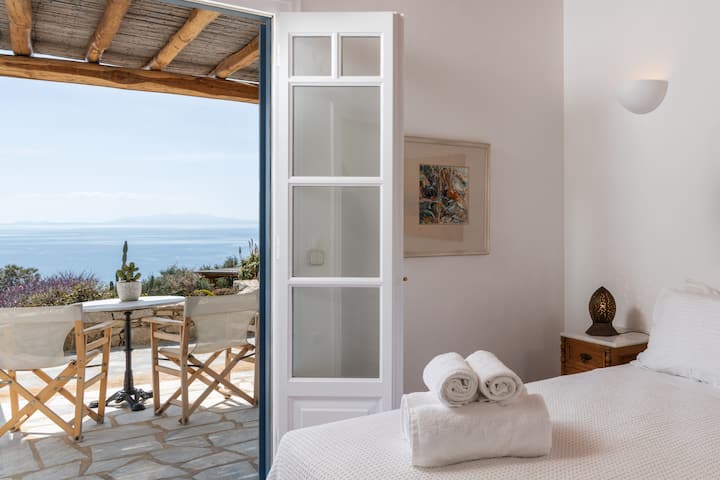 Guest House, Room 1 with sea view, queen size bed 1.60cm with Sealy® mattress model Florida
