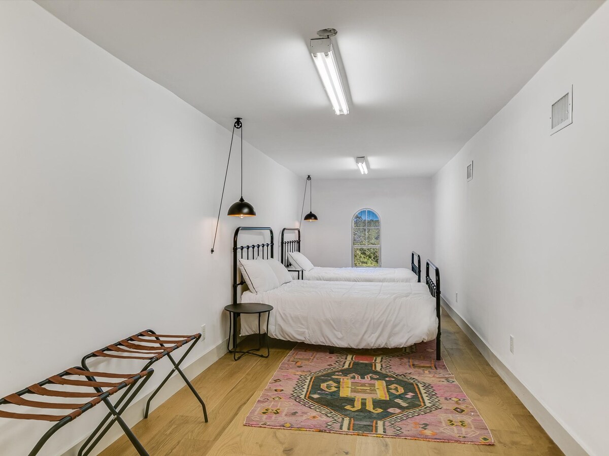 ¡La habitación con literas "secreta"! Esta habitación se encuentra en un pasillo oculto. El pasillo tiene algunas características industriales, por lo que no recomendamos esta habitación para niños menores de 12 años. 