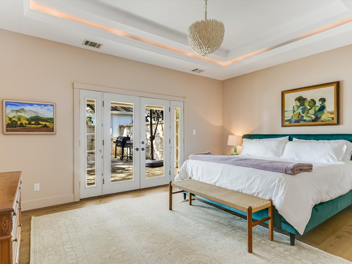 El dormitorio principal es el único dormitorio de la planta baja. Disfruta de una entrada privada al espacio al aire libre