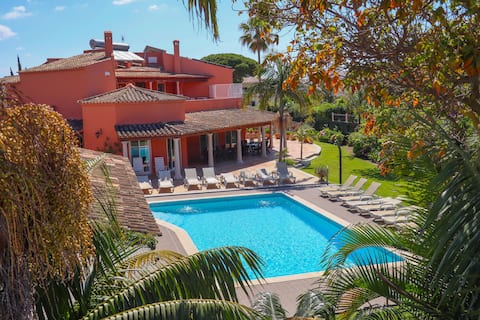 Vila Pariso close to beach with garden heated pool
