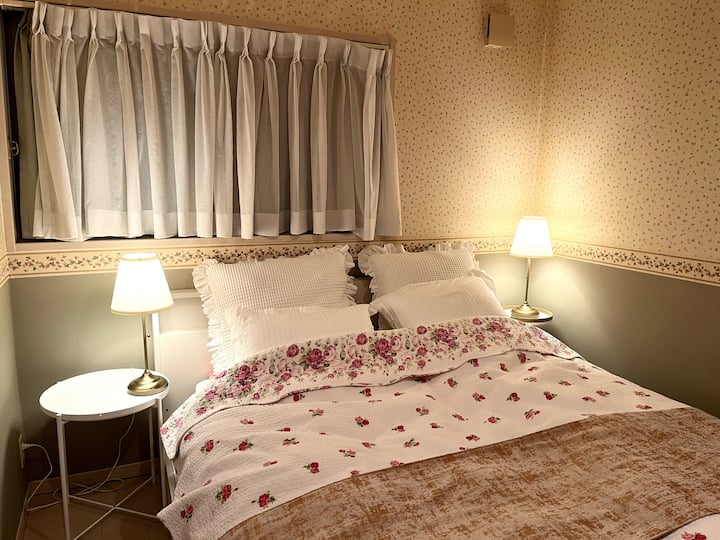 卧室
1张1.7米宽1.97长的大床和衣架，额外的枕头和毛毯，空调暖气和地暖