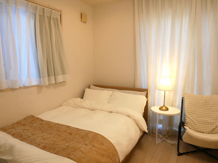 卧室
2 张约 1.2 米宽双人床，1张约2米的款双人床，衣架，额外的枕头和毛毯，暖气