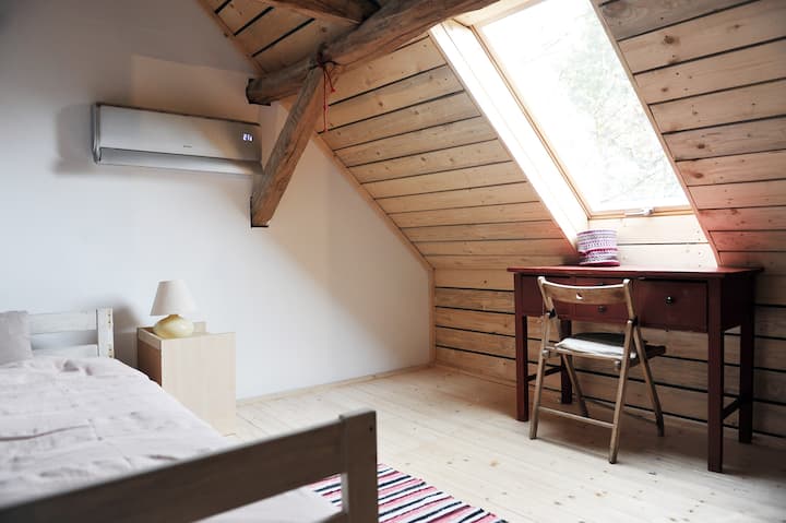 חדר שינה קטן למעלה