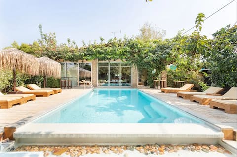 Turdus Merula Retreat - villas for large groups.