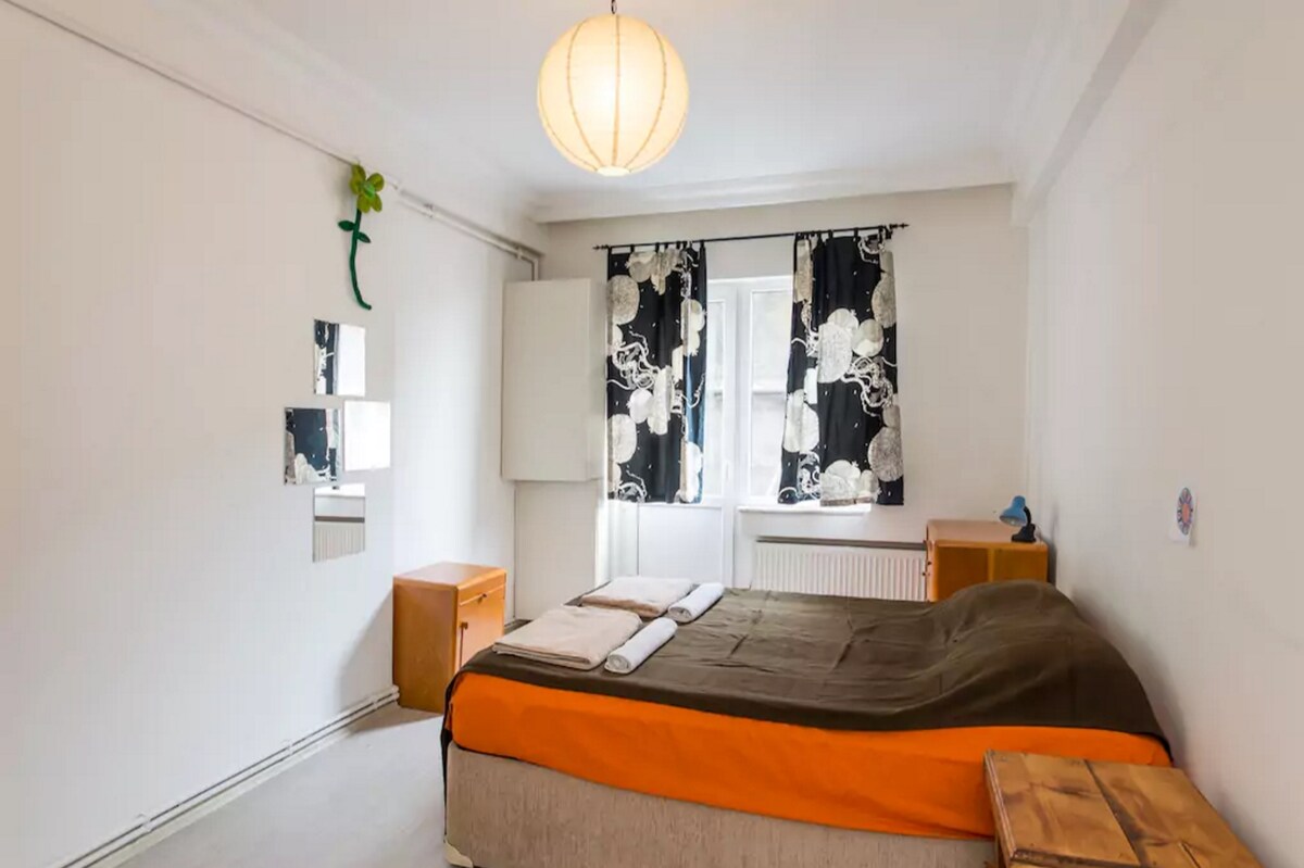 Საძინებელი-1 140x200 დედოფლის ზომის კომფორტული საწოლით, პატარა ღამის გასათევი და გარდერობით.