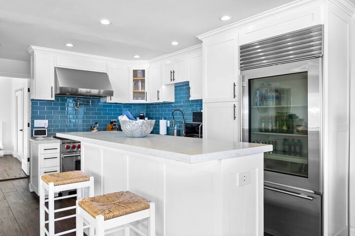 Ultra Premium High Tech Oceanfront Home gallery image 4