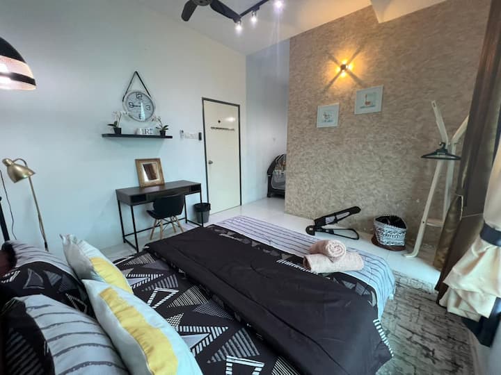 Chumba cha kulala cha Master (chumba cha familia) kilicho na aircond na kitanda cha mtoto 