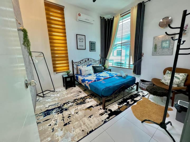 Chumba cha kitanda cha malkia kilicho na aircond