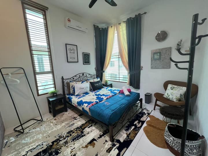 Chumba cha kitanda cha malkia kilicho na aircond