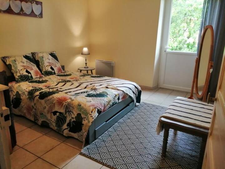 HABITACIÓN N°1
 Cama 140x190 
Vista de la puerta que da al pasillo 